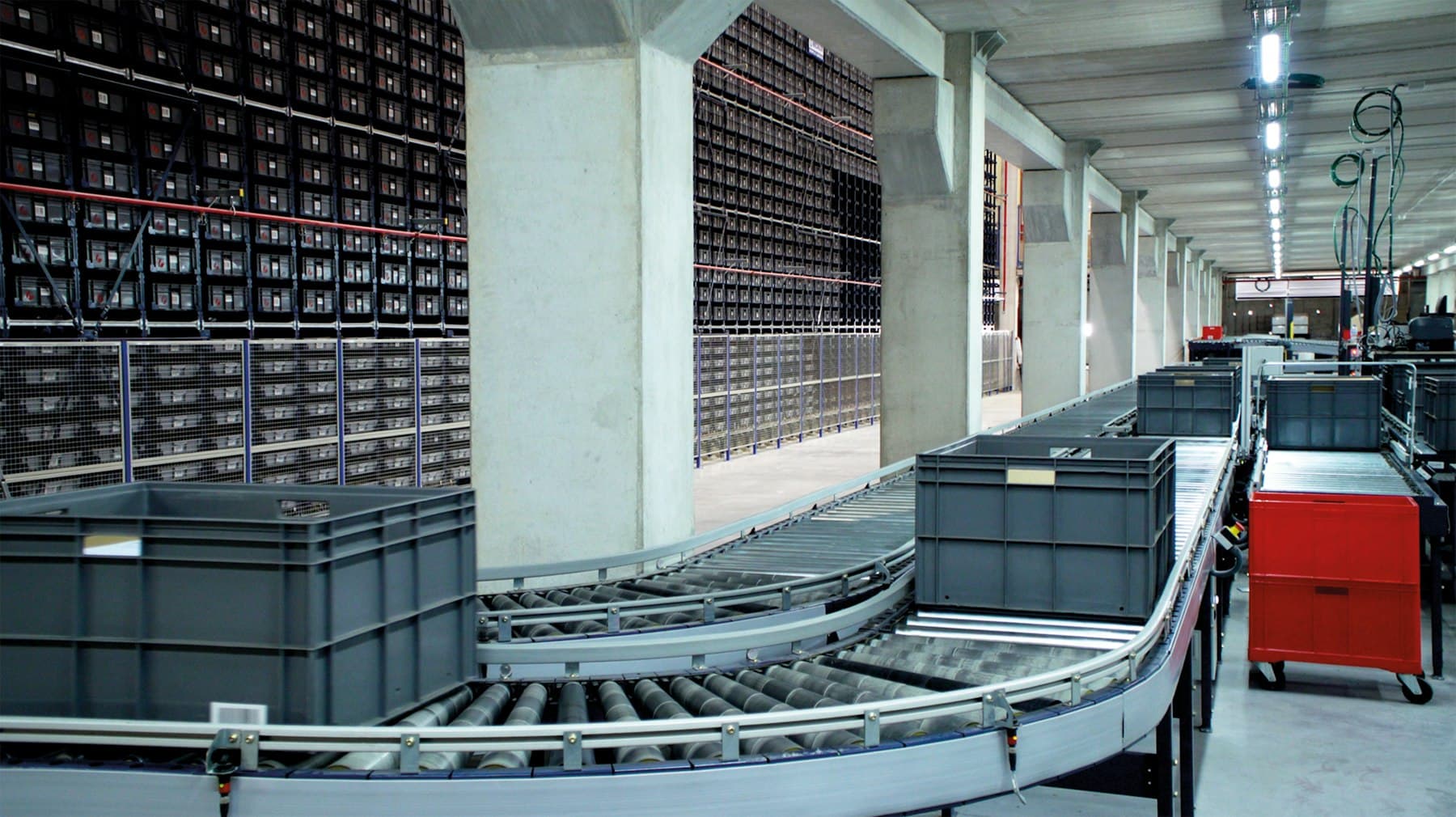 Automated warehouse operating with mobile robots